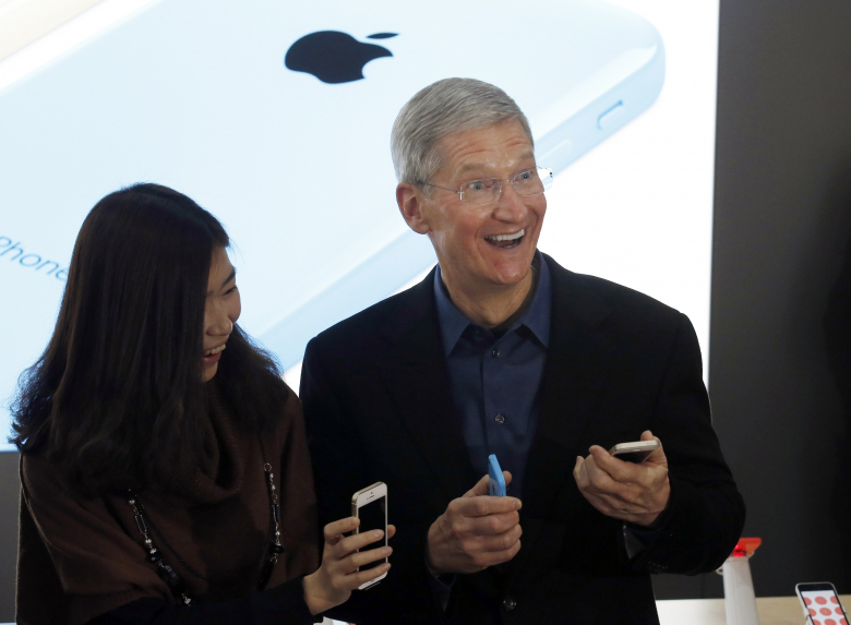 Apple-Pay-TimCook-Happy
